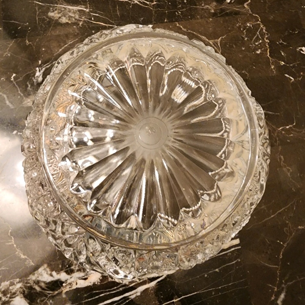 L E Smith 7 " Pressed Glass Ruffled Edge Serving Bowl - Picture 3 of 11